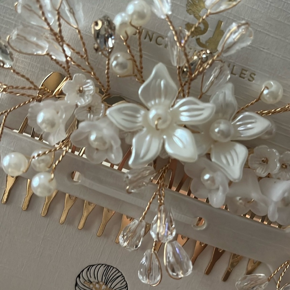Elegant Bridal Hair Comb with Pearlescent Floral Accents and Rhinestones